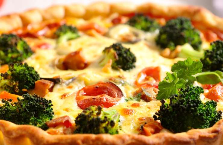  torta salata rustica funghi, spinaci e pomodorini vista da vicino