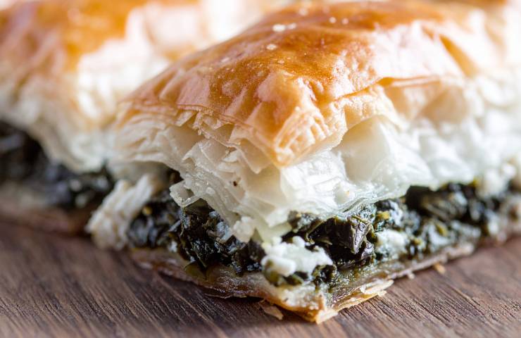 torta salata pasta fillo spinaci e formaggio vista in dettaglio