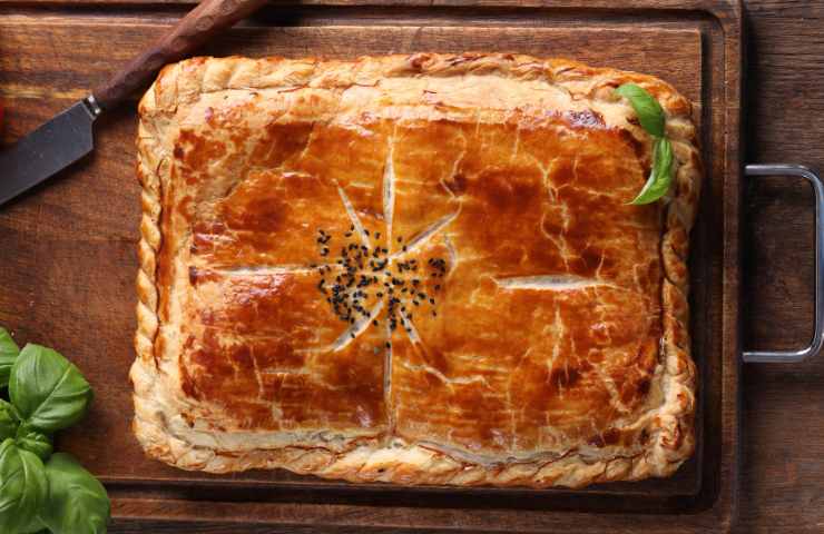 torta salata di pasta sfoglia su un tagliere visto dall'alto