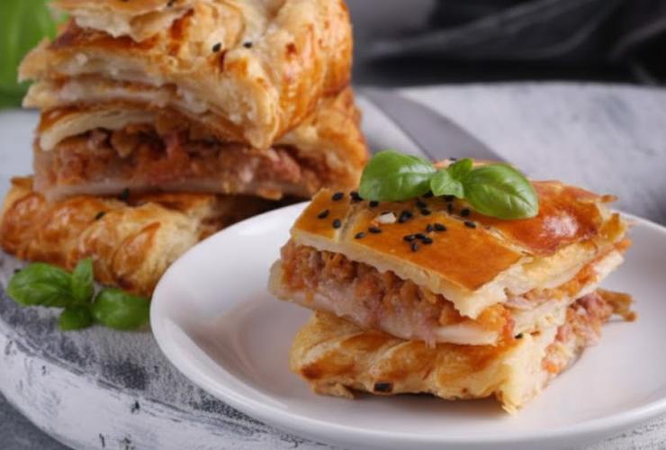 torta di sfoglia salata tagliata a quadrati