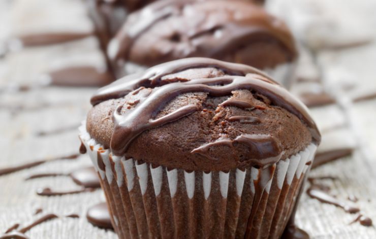 primo piano di tortino al cioccolato con classa fondente