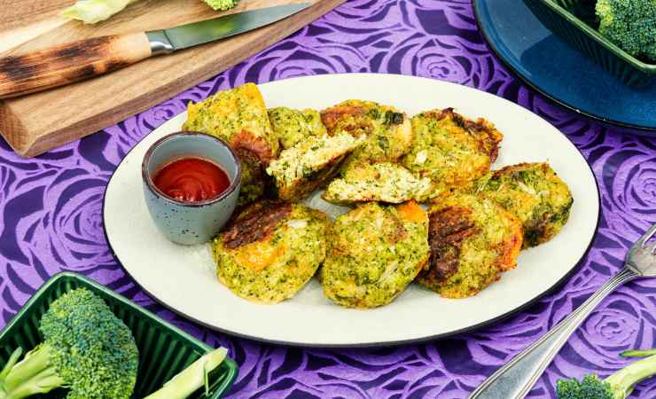 piatto di tortini di broccoli e patate