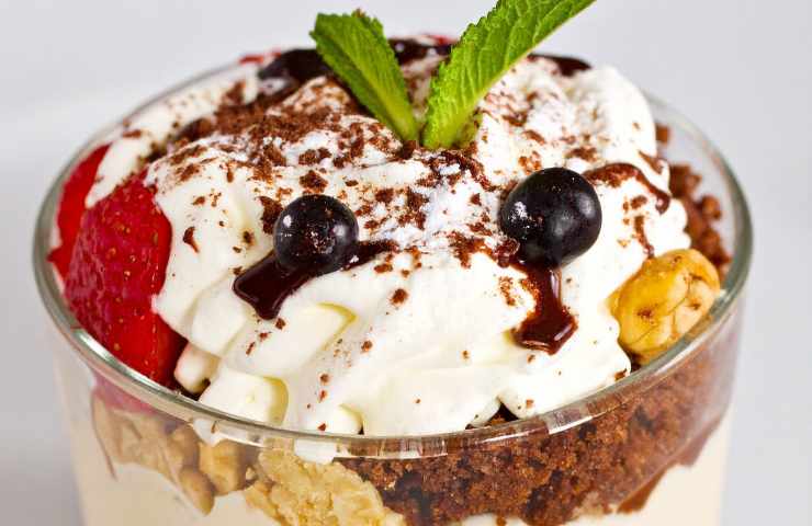 Variante del trifle di panettone con crema, lamponi e pistacchi