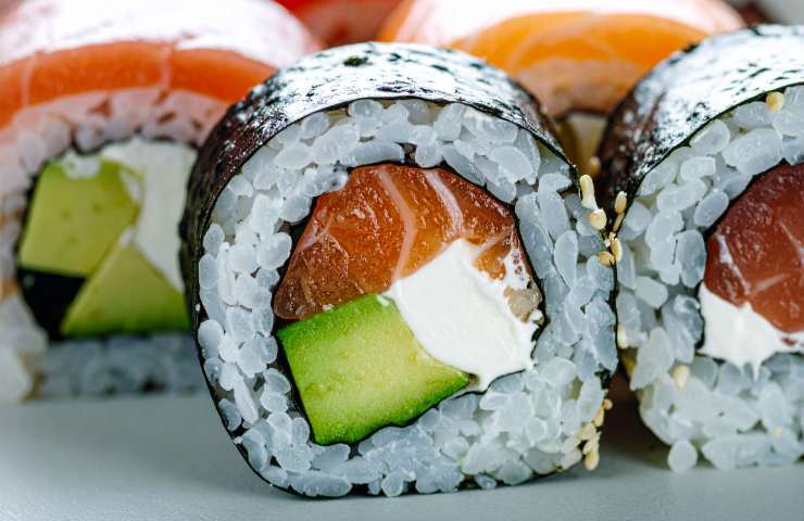 Uramaki Philadelphia salmone e cetriolo visti da vicino