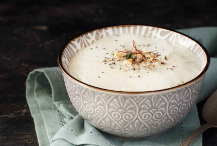 vellutata di cavolfiore in un piatto con aromi