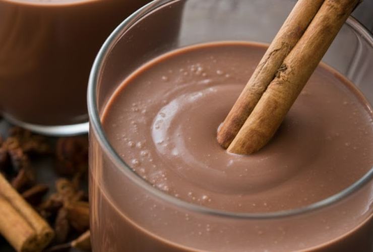 zabaione al cioccolato in bicchiere con stecche di cannella