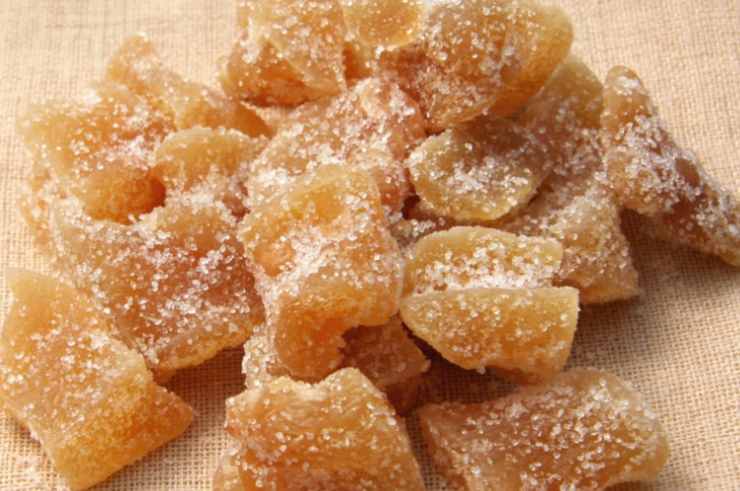 zenzero candito su tagliere di legno