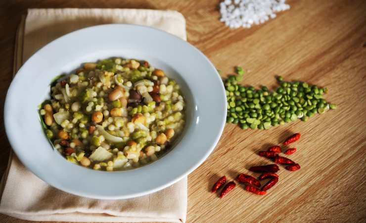 piatto di fregola con legumi e verdure