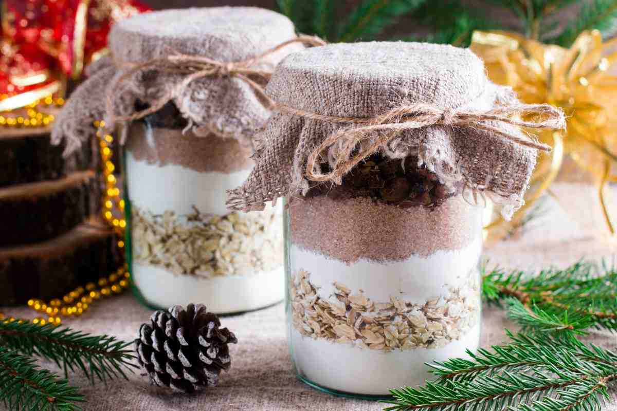 barattoli con dentro ingredienti per torta