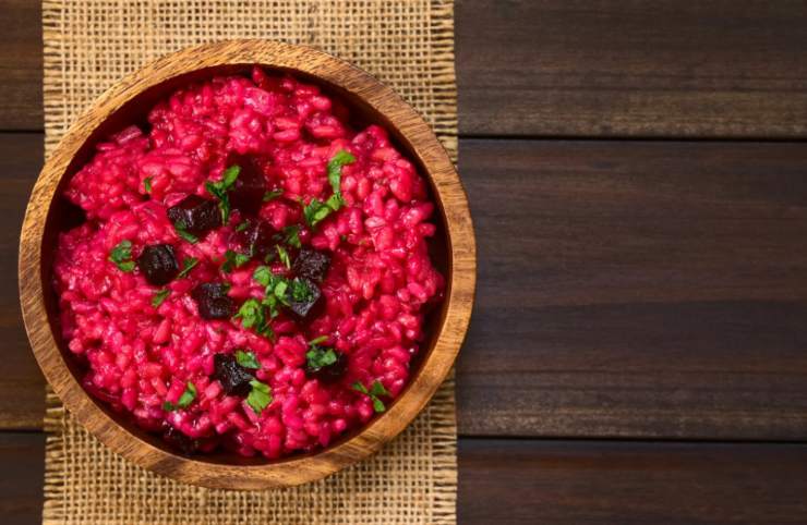 risotto alla barbabietola con sopra del prezzemolo tritato