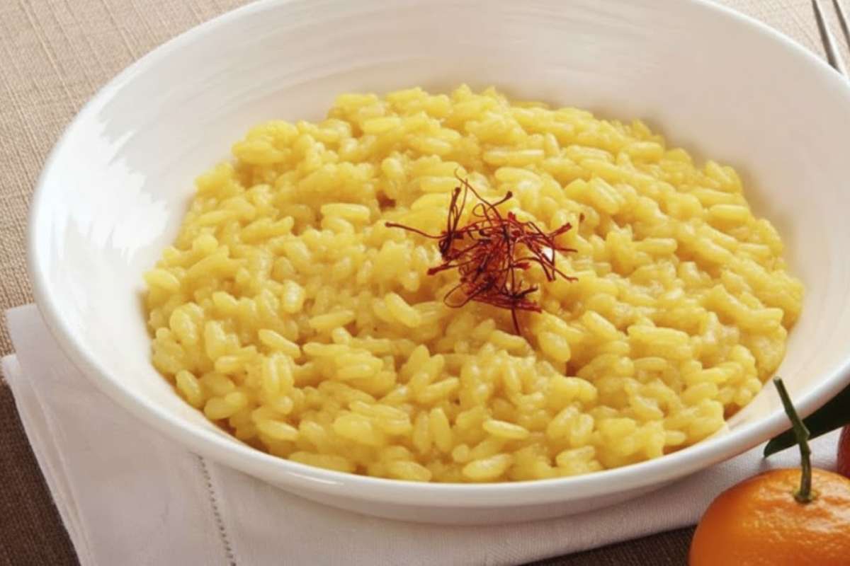 risotto al mandarino in piatto bianco