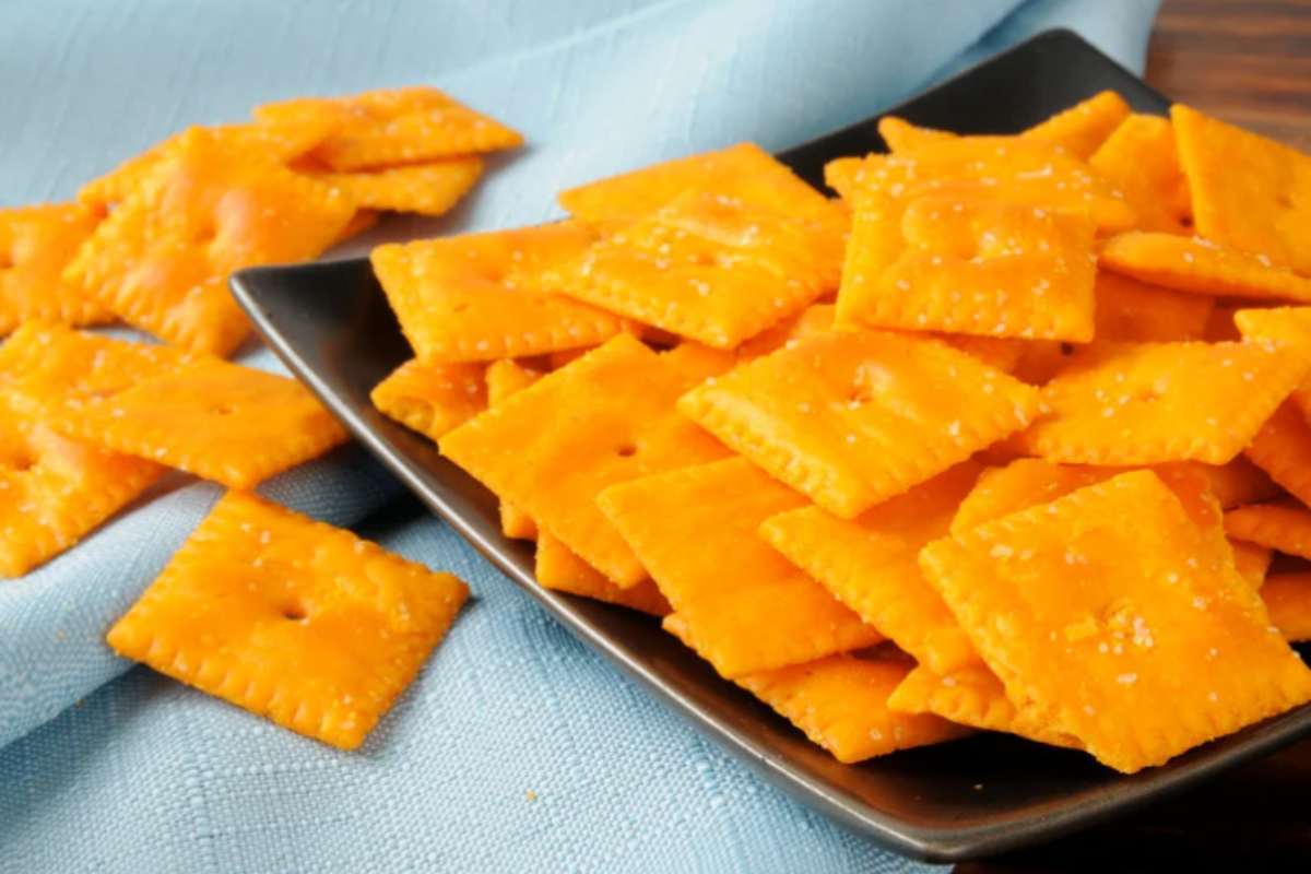 salatini al formaggio in piatto nero