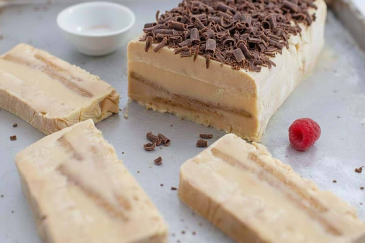 dolce semifreddo al torrone con scaglie di fondente