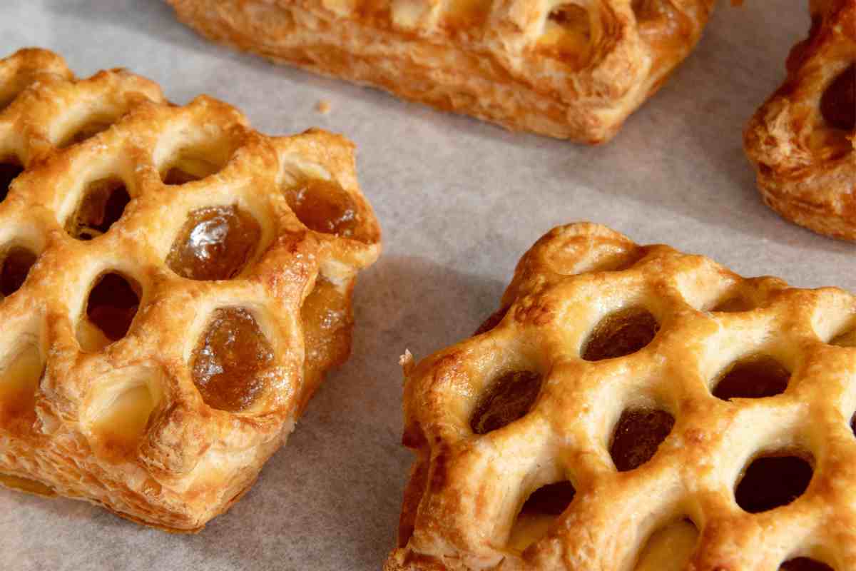 Sfogliatine dolci con copertura a griglia su tavolo