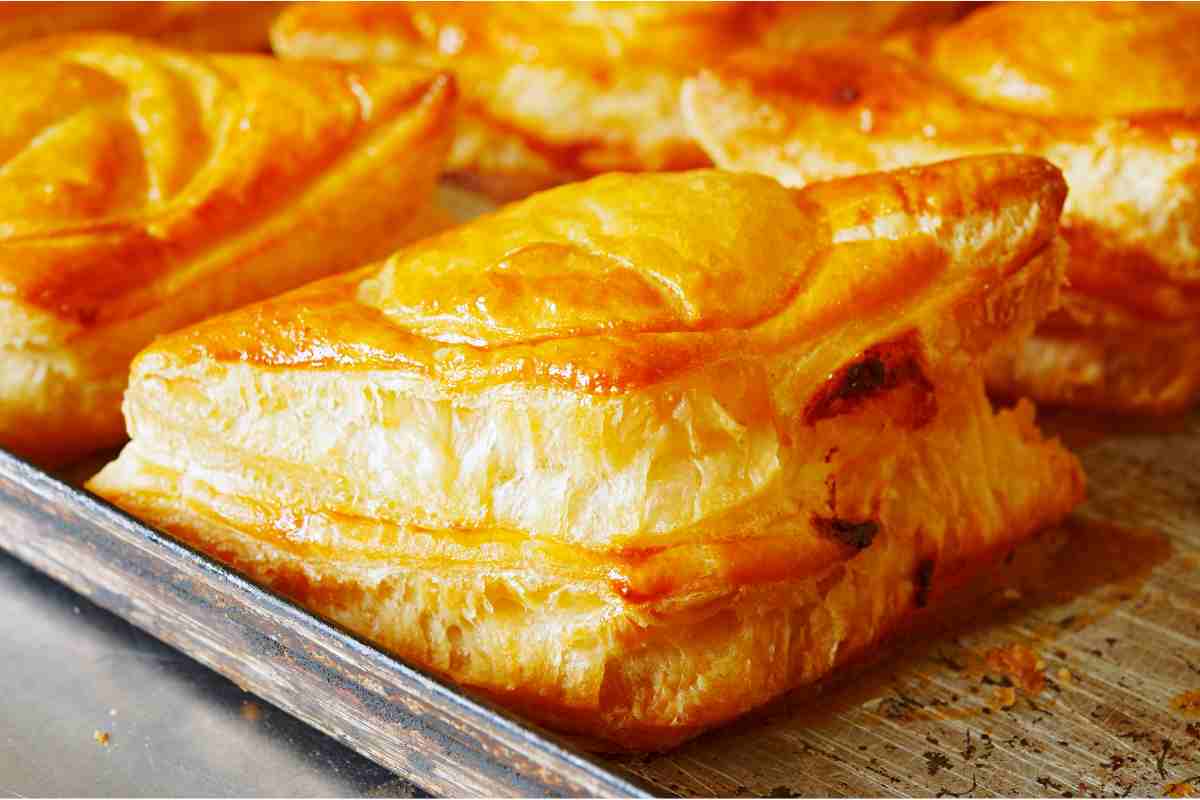 sfogliatine salate di pasta sfoglia su un vassoio