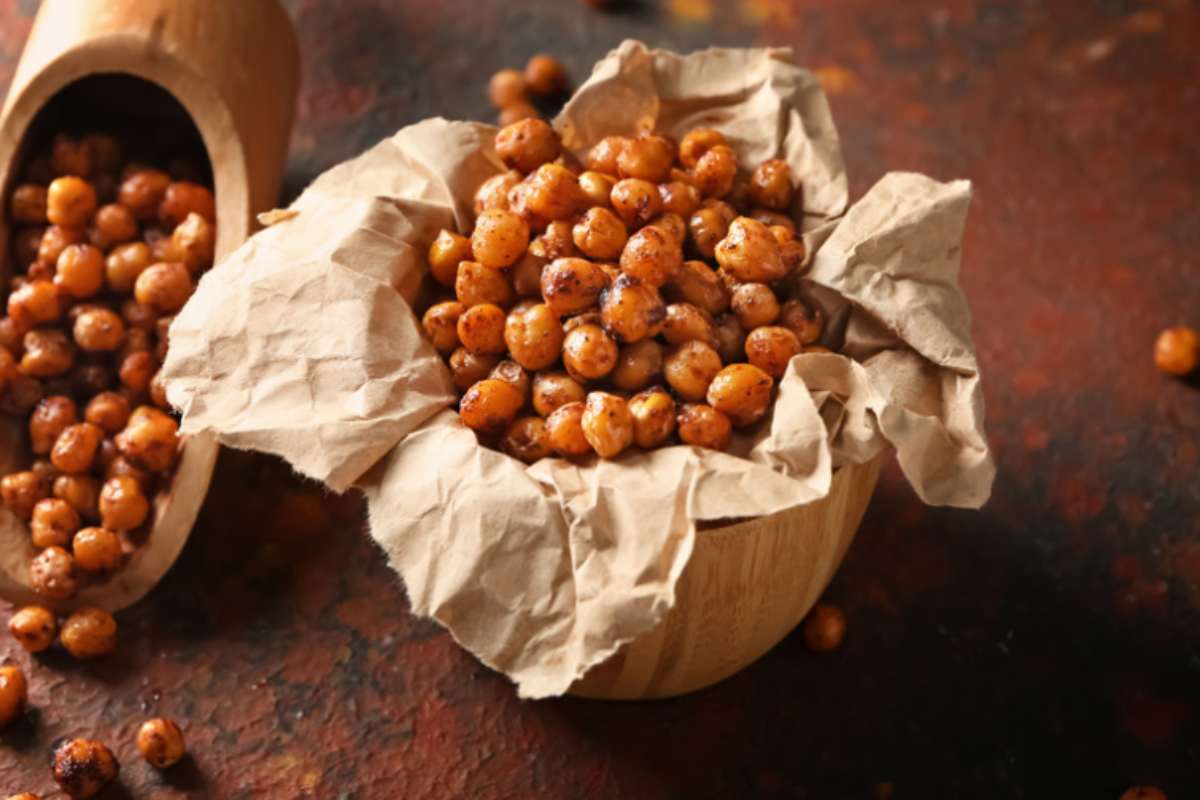 ciotola con carta e dentro ceci fritti