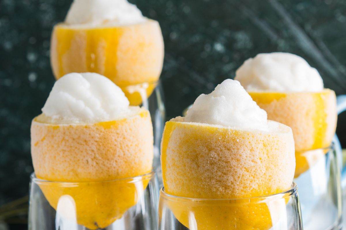sorbetti al limone con bicchieri