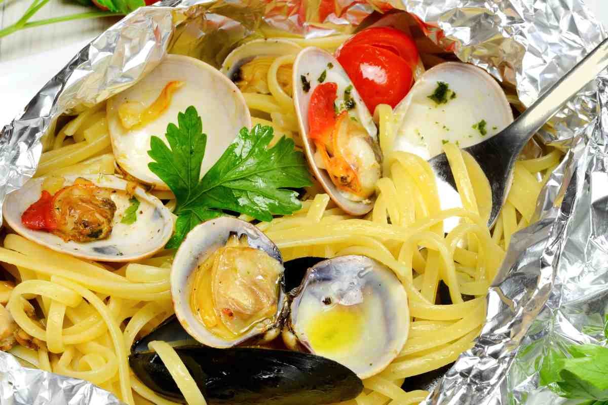 spaghetti al cartoccio con frutti di mare