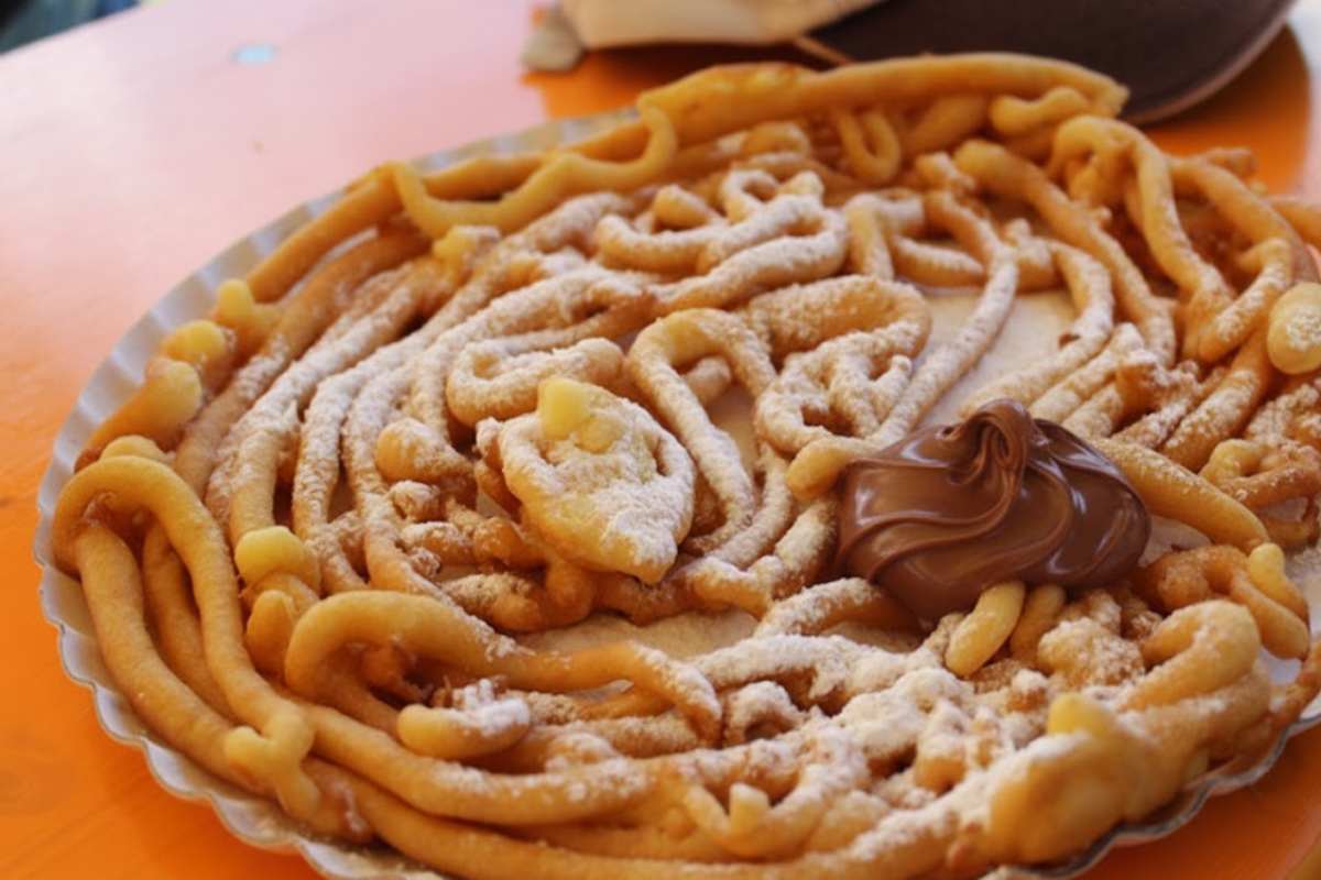 strauben cosparsi di zucchero a velo