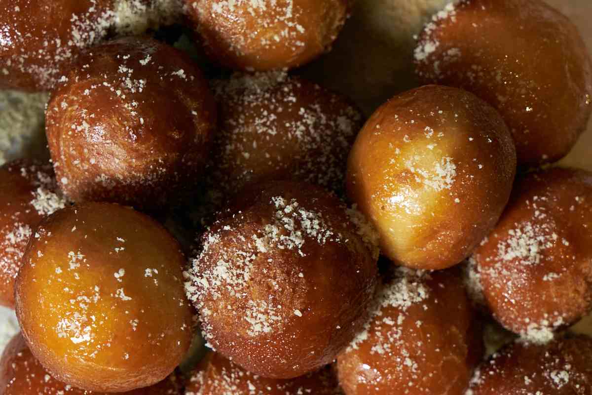 struffoli al cioccolato con zucchero a velo