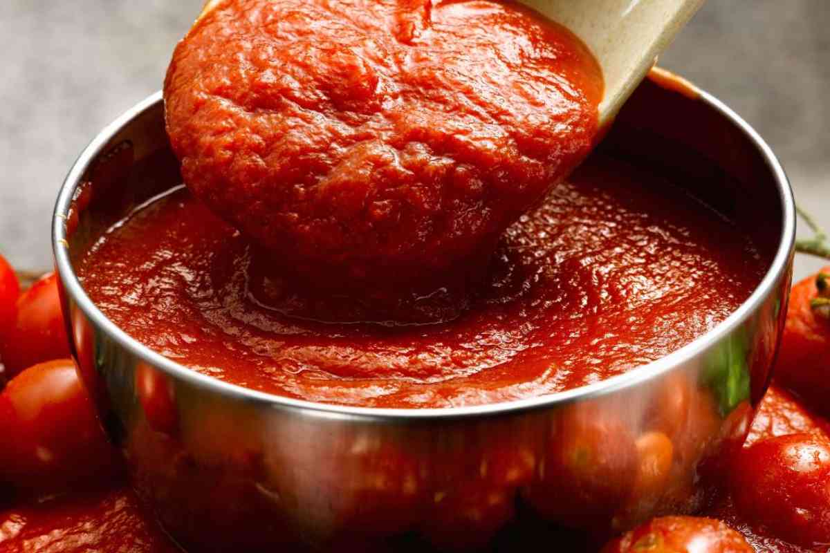 sugo di pomodoro nella pentola