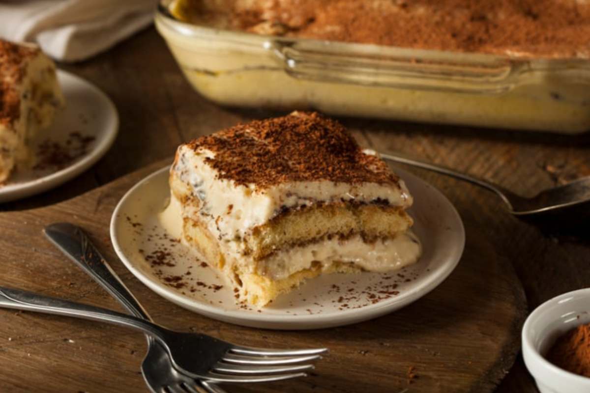 fetta di tiramisù con pandoro e mascarpone