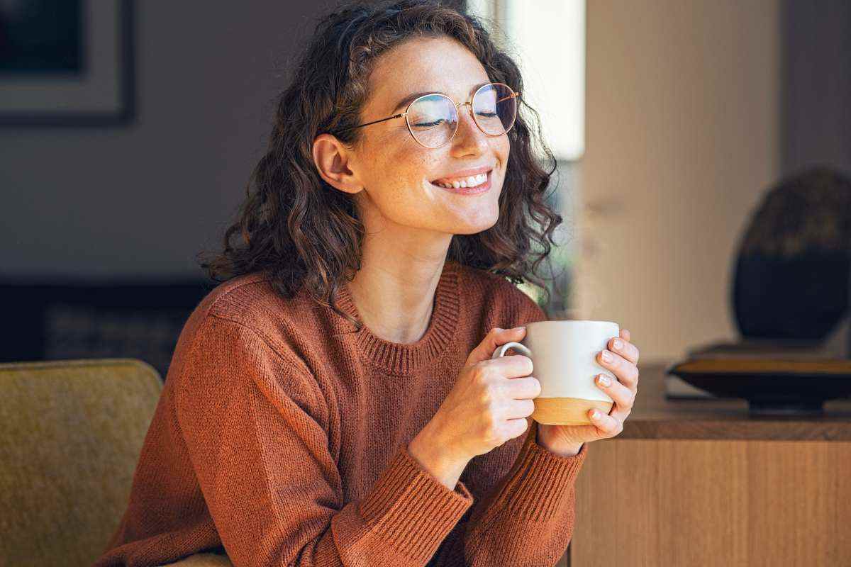 donna con una tazza in mano