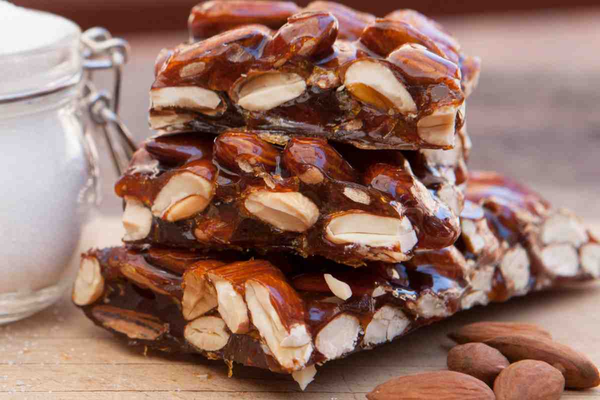Pezzi di torrone di Natale su un tavolo
