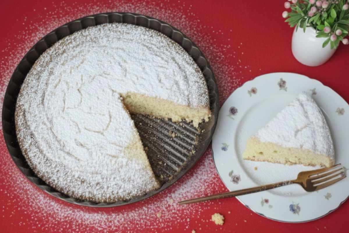 torta d'inverno ricoperta di zucchero a velo