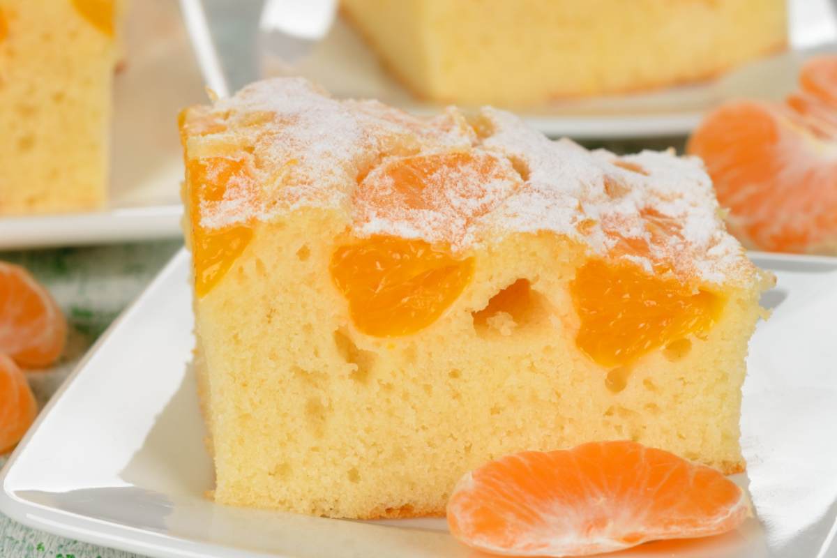 torta soffice e alta con mandarini