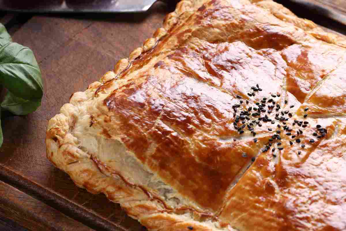 Torta salata di pasta sfoglia su tavolo