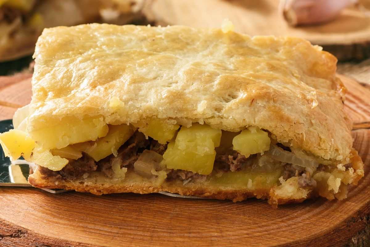 pezzo di torta salata farcita su tagliere