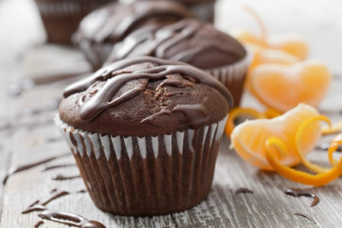 tortino al cioccolato con spicchi di arancia