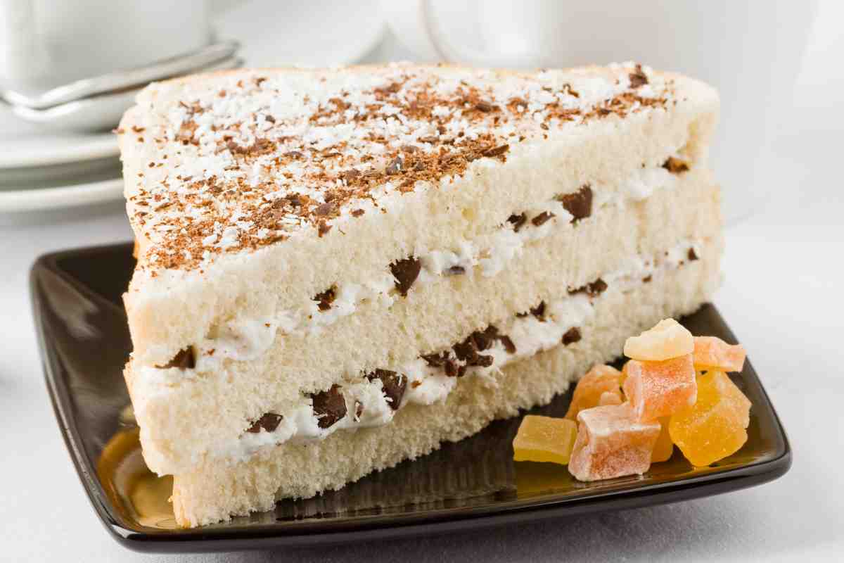 Un tramezzino dolce farcito in un piattino