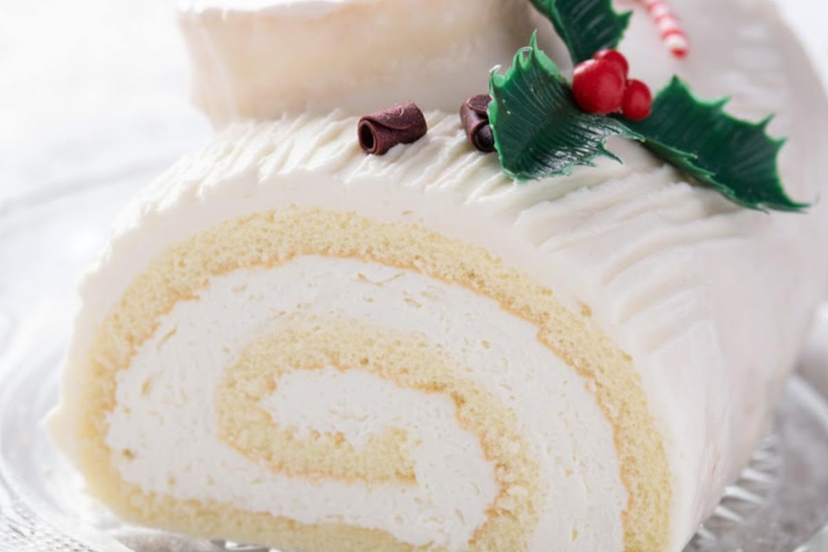 tronchetto di natale bianco con decorazioni