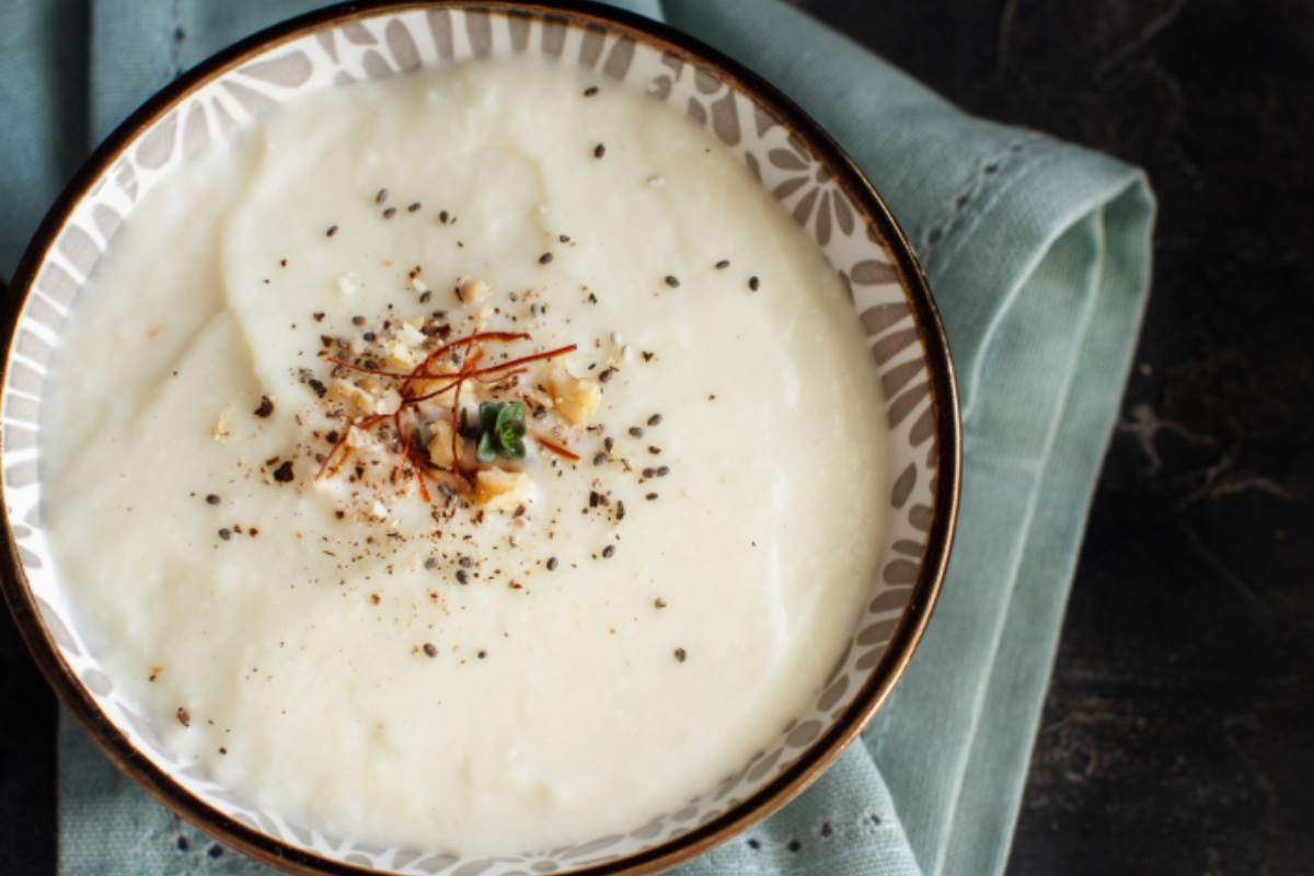 piatto con vellutata cremosa di cavolfiore