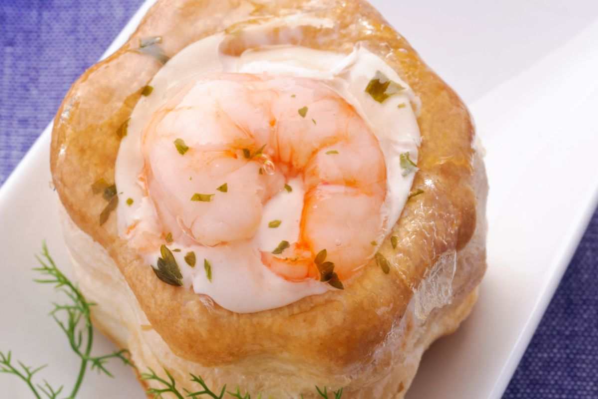 vol au vent farcito su un piatto