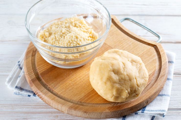 frolla sopra un tagliere e una ciotola 