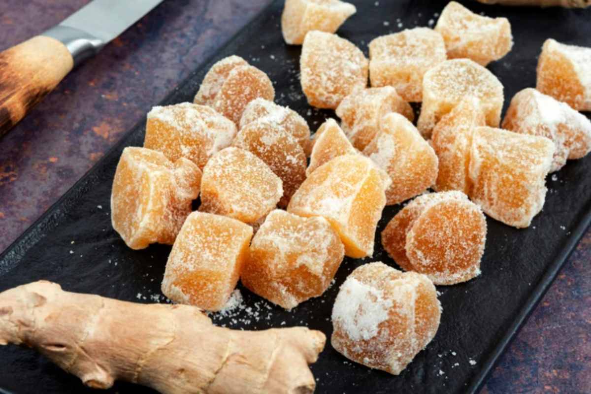 pezzi di zenzero candito in vassoio nero