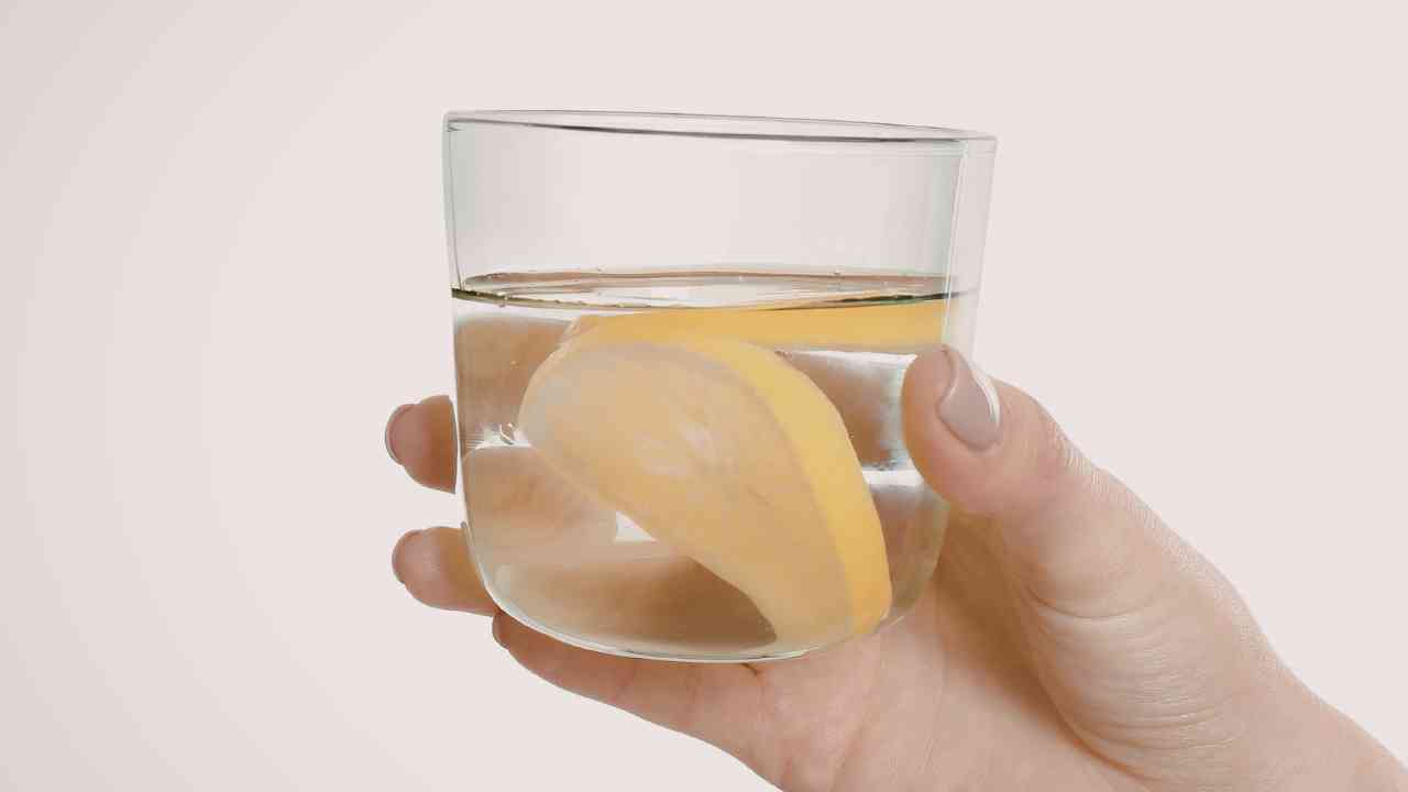 Bere acqua e limone aiuta davvero? Ecco cosa dice la scienza
