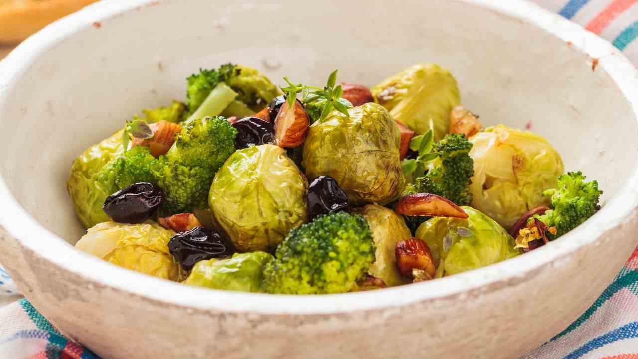 Cavoletti di bruxelles con mandorle e uvetta buttalapasta.it