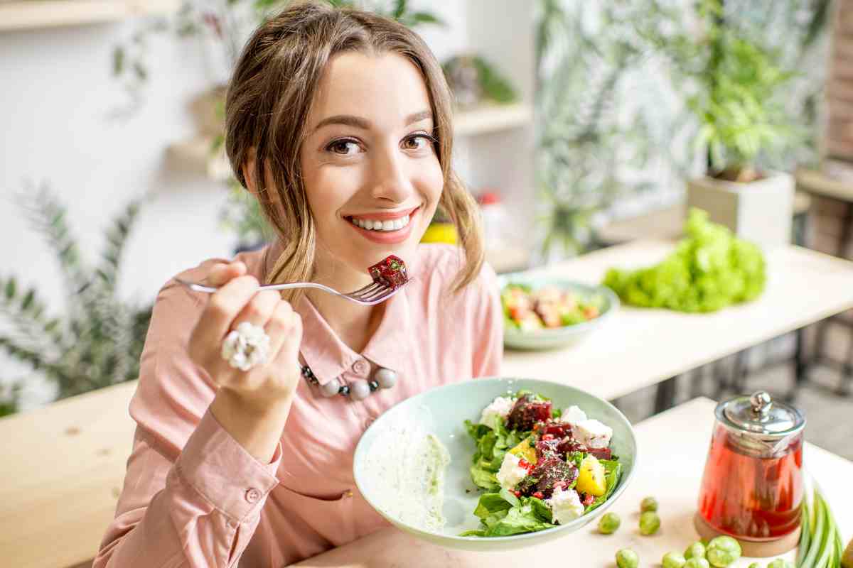 Donna che mangia insalata