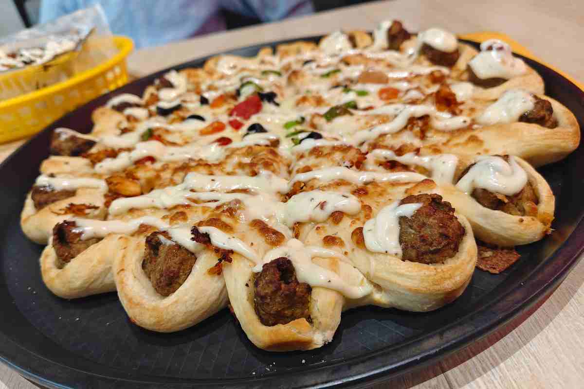 Una Crown Pizza su una teglia rotonda