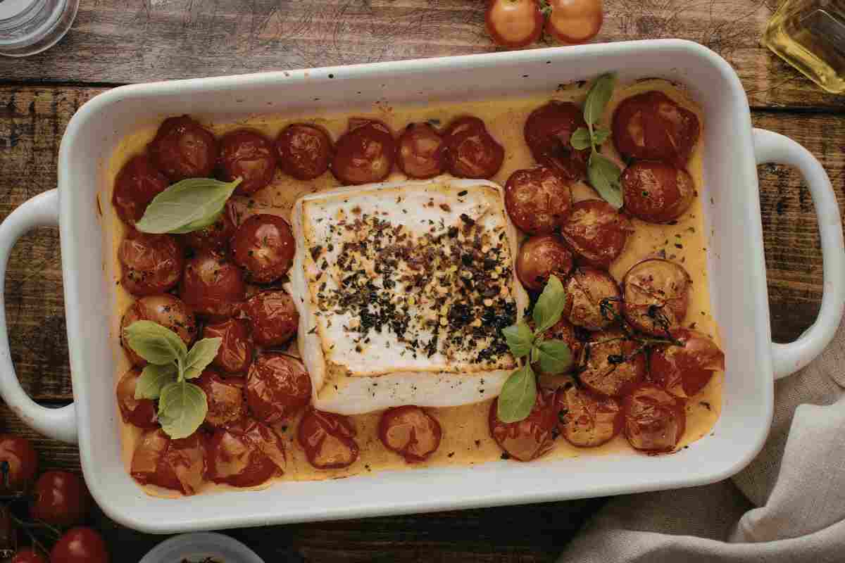 Feta al Forno con Pomodorini e Olive in una teglia vista dall'alto