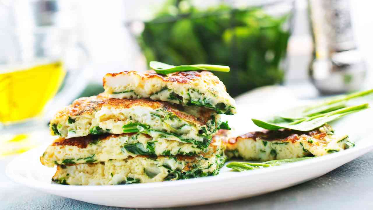 Il segreto è nel formaggio, una frittata triste si trasforma così in un piatto gourmet!