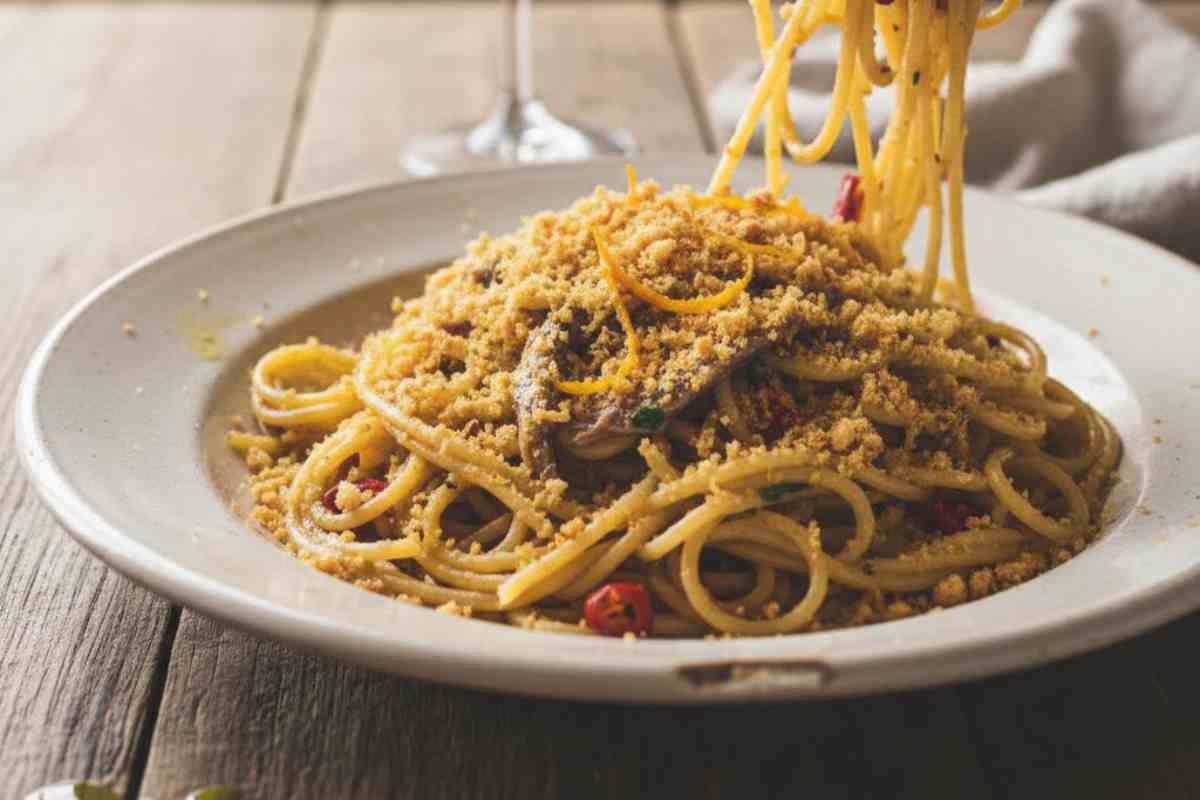 Un piatto abbondante di pasta alle alici e mollica profumata