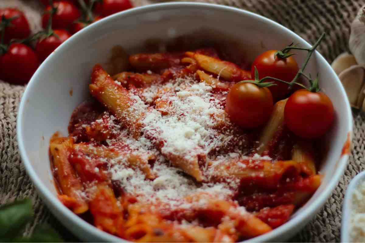 Penne all'arrabbiata in una ciotola
