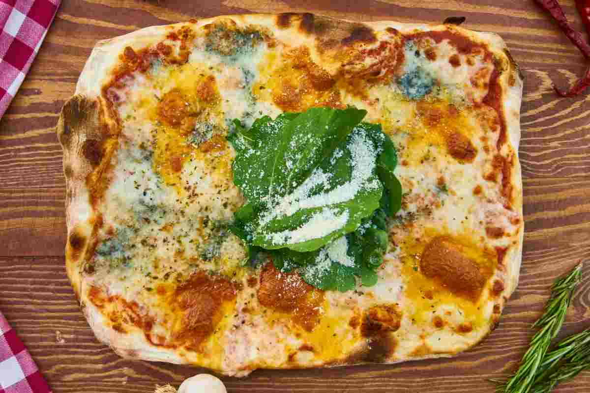 Pizza al forno a bordo vista dall'alto