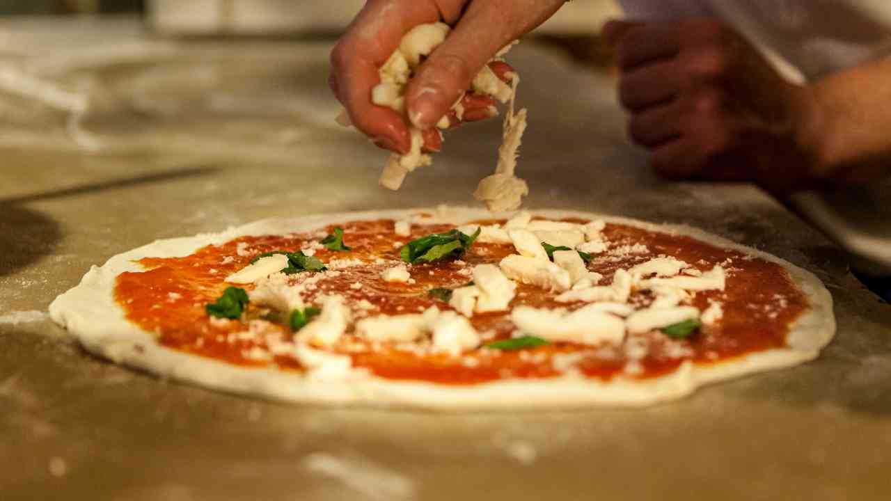 Pizza salva pranzo, la fai senza forno e la servi in 10 minuti