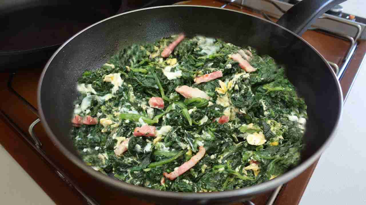 Spinaci con pancetta in padella buttalapasta.it